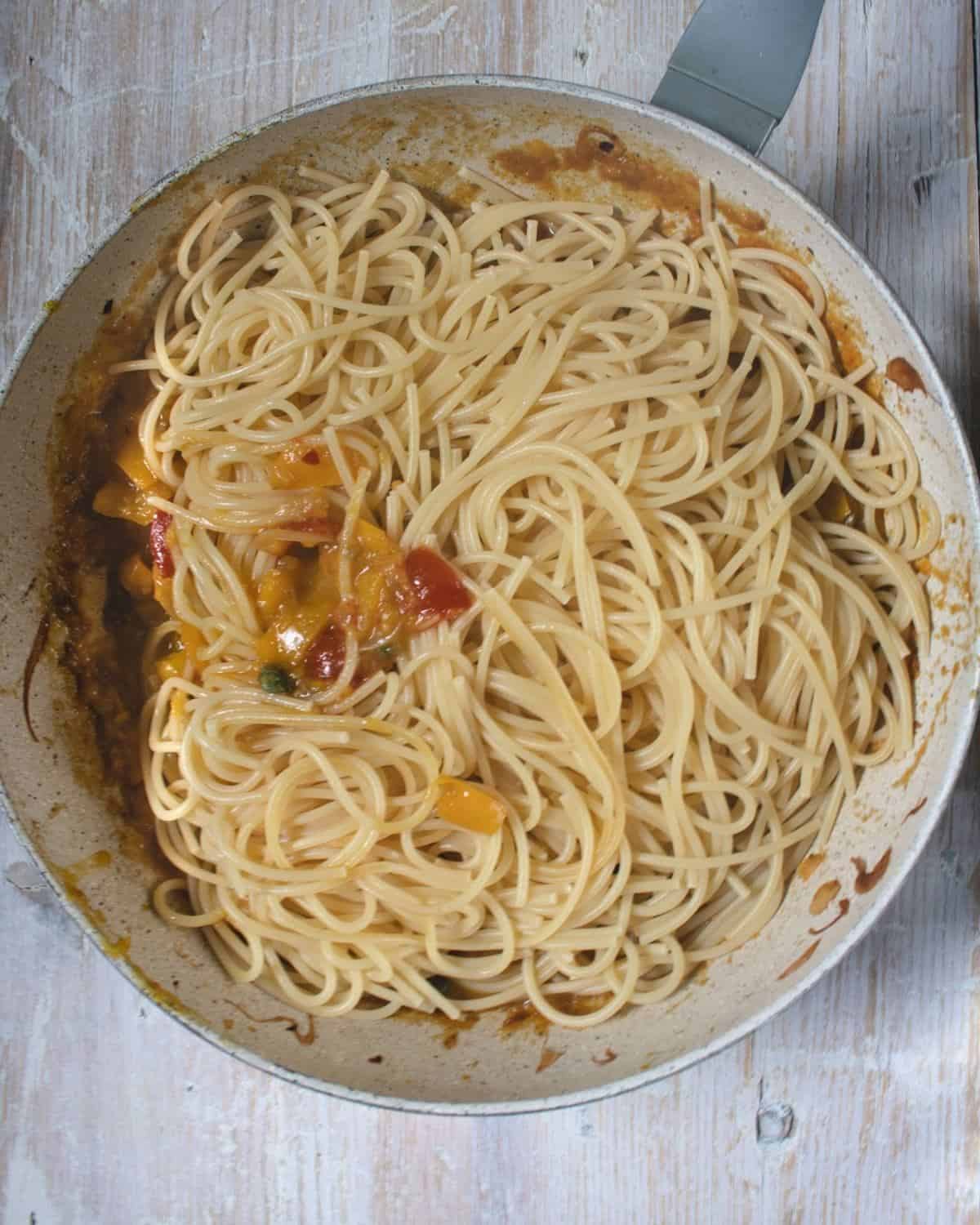 Processo - versare gli spaghetti e condire