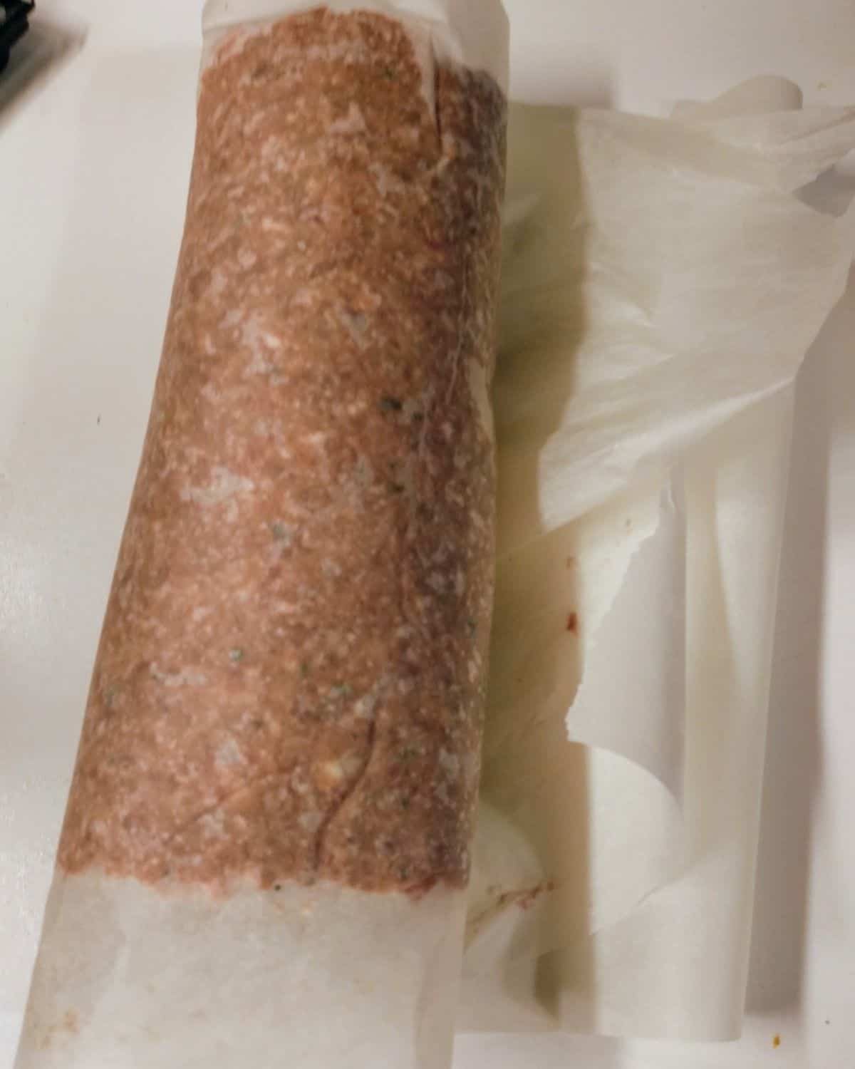 Process 4 Meat Loaf. Roll it up, helping yourself with the baking paper
