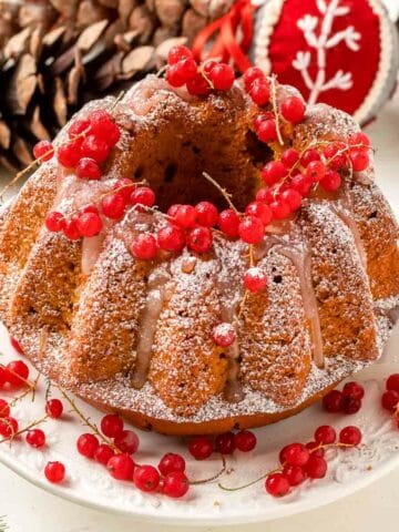 Pumpkin-and-Coffee-Cake-garnished-with-icing-sugar-and-few-redcurrant-berries