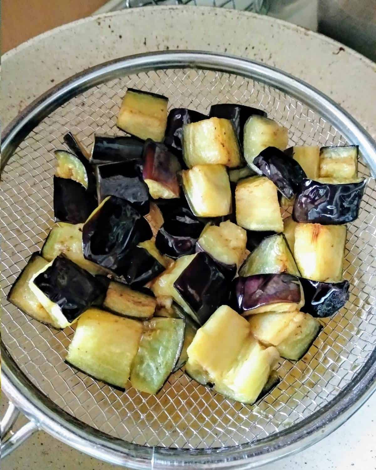 Drying eggplant cubes