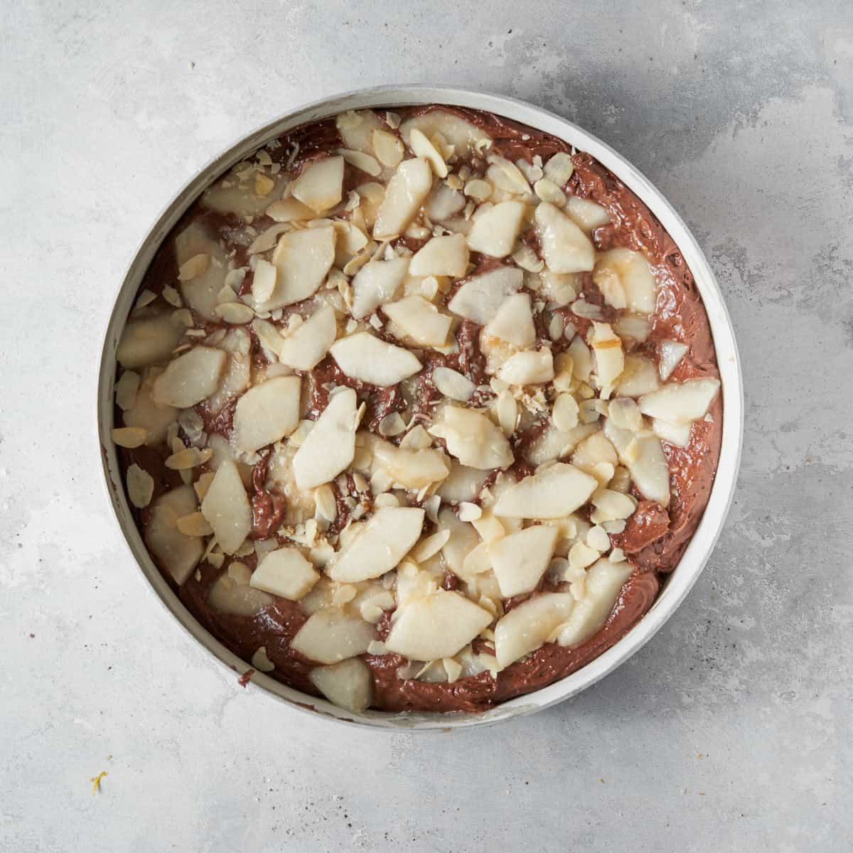 Sprinkle the sliced almonds and finish with the remaining pears